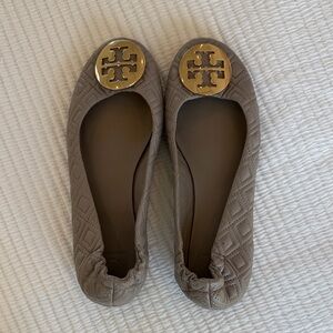 Tory Burch Quilted Taupe Leather Reva Ballet Flats with Gold Logo, Size 9